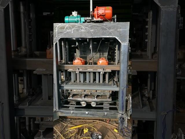 Cement hollow brick machine HS4-25 is being debugged for Ecuadorian customers