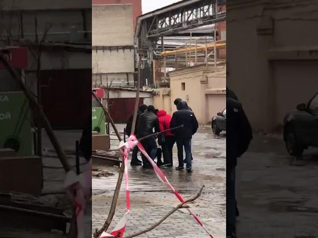 Бандиты в штатском хватают человека уводят в подвал.Воронеж.Митинг.Протест.31 января.Фашизм.