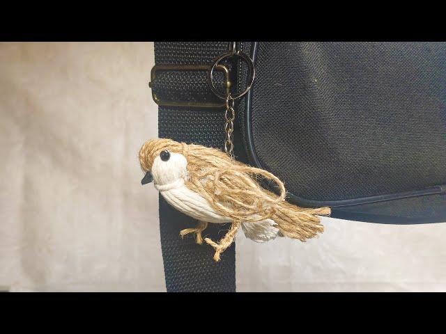 Keychain Pendant: DIY jute bird. Make such a cool bird yourself. It's easy!