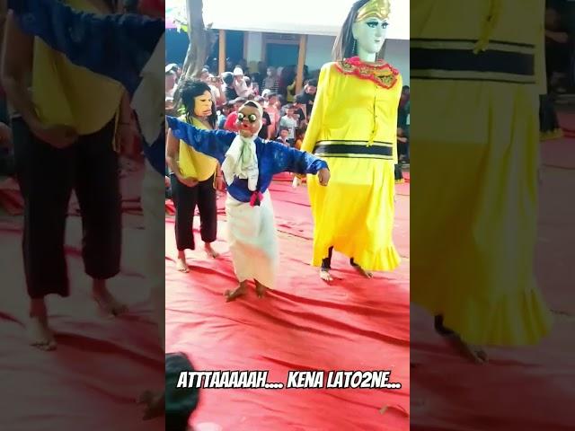 Ditendang Bolone dewe...