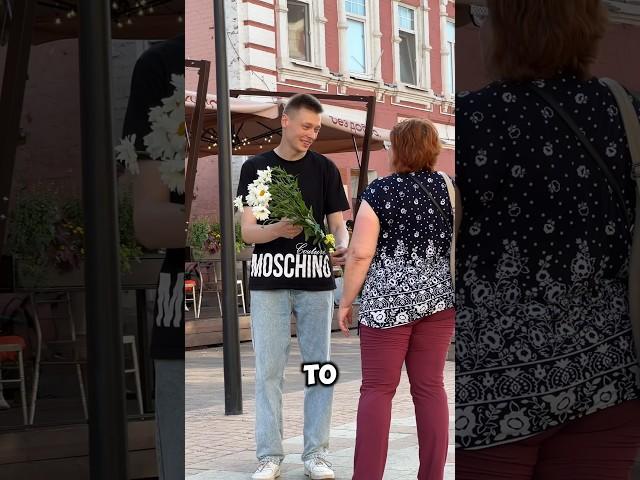 Женщина,за минуту провела полный инструктаж по завязыванию бантика очень милая концовка#букет#милота