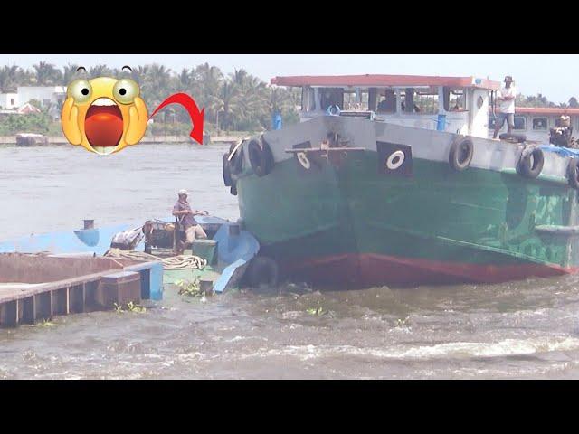 [702] Two barges collided dangerously near the dam's gate