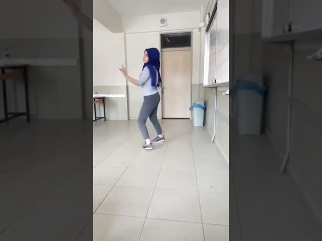 liseli türbanlı twerk yapıyor