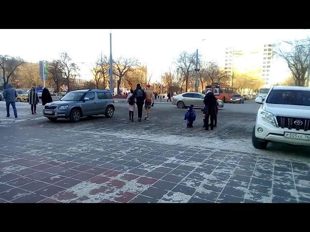 Один чудак ( точнее мYдак) гуляет зимой в трусах в центре Оренбурга. 04.01.2018 год.