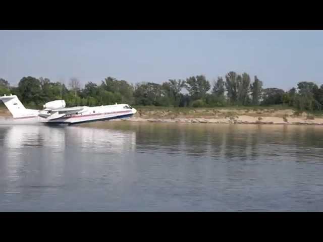 Самолет БЕ-200 набирает воду для тушения пожара в г. Дзержинке