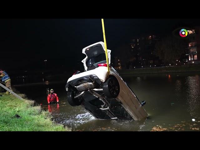 Bestuurster wijkt uit voor konijn en beland met auto in kanaal in Oosterhout