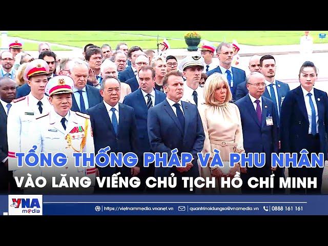 Tổng thống Pháp Emmanuel Macron và Phu nhân vào Lăng viếng Chủ tịch Hồ Chí Minh - VNA