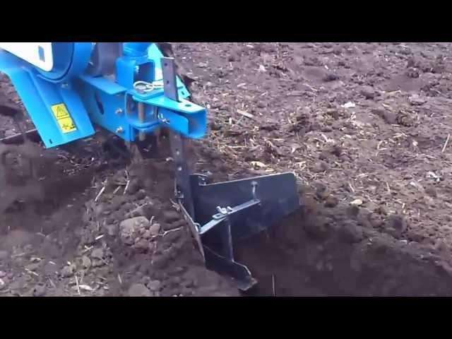 Мотоблок Нева МБ-2,работа с окучником