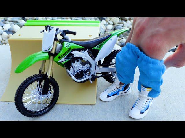 BMX Finger | Building A Dirt Bike | Tech Deck Ramp | Tech Deck BMX Finger Bike Tricks | Mini Nike