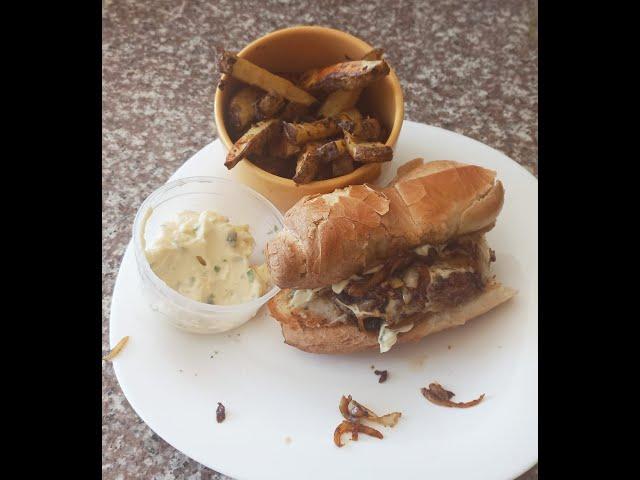 Hamburguesa a la Plancha con cebolla y mayonesa casera y Papas al Horno.