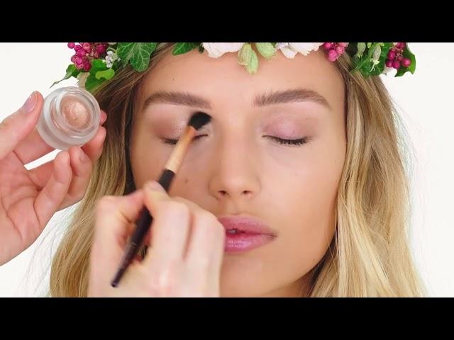 How to use Charlotte Tilbury Eyes To Mesmerise Cream Eyeshadow | Cosmetify