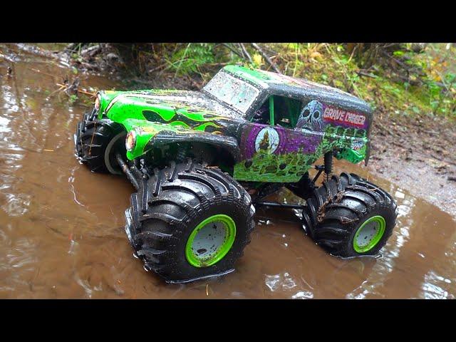 LOSI LMT GRAVE DIGGER in TRAIL MUD - SOLID AXLE MONSTER TRUCK