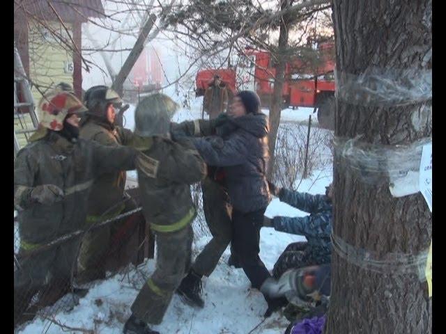 Погорелец набросился на пожарного