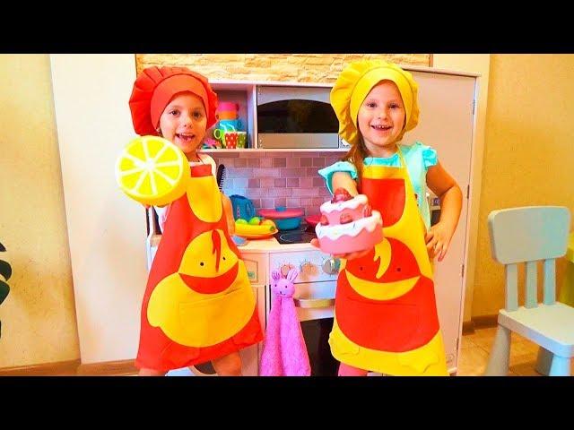 Игры в ПОВАРА с детской кухней Funny Kids Pretend Play with Toys Video for Children