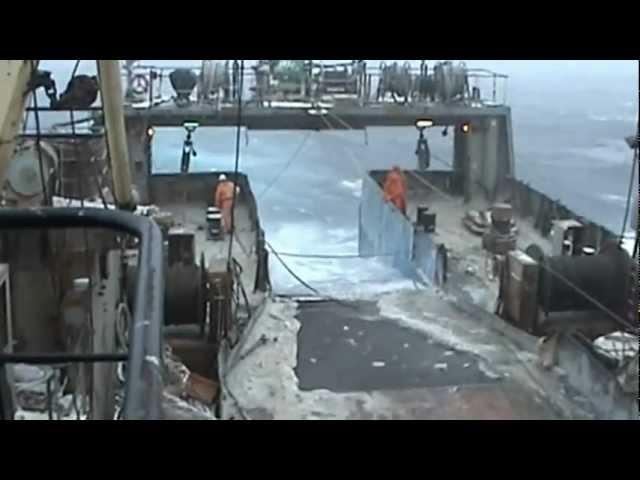 Батм в шторм, выборка трала. Fish trawler, hard job.