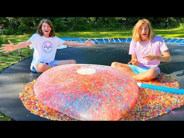 TRAMPOLIN vs RIESEN ORBEEZ WASSERBOMBE! (500.000 Wasserperlen!)