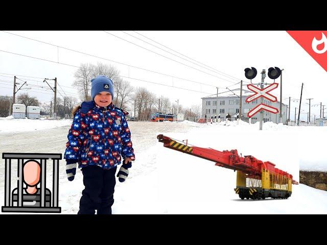 Спецвагон или вагонзак /рельсоукладчик/ жд переезд/ снегоуборочный поезд и электрички