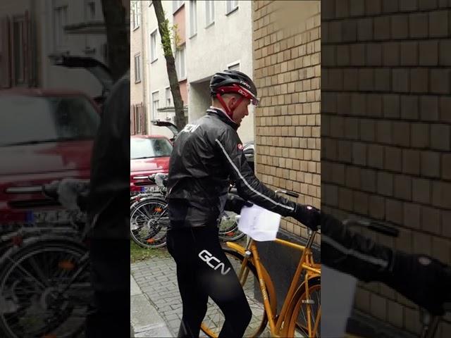 Wie Radsportler einen Fahrradständer benutzen...