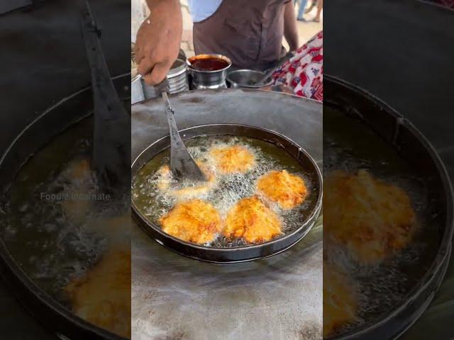 Stylish UP Guy Selling Aloo Tikki for just 15Rs/- सस्ती भी, स्वादिष्ट भी Indian Street Food