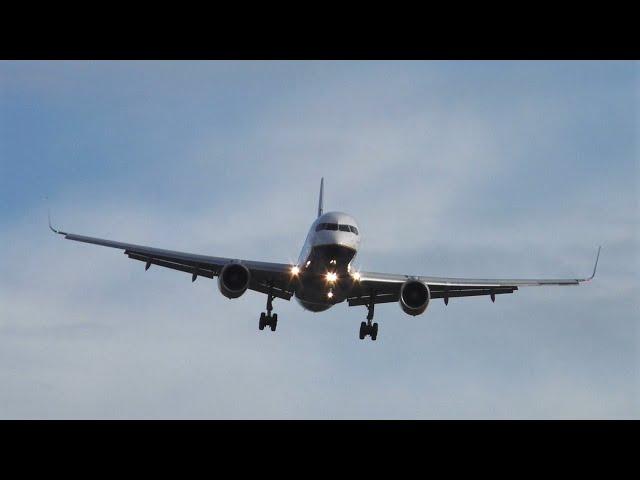 CROSSWIND FINAL APPROACH Icelandair Boeing 757-223 TF-ISY "Torfajökull" at Berlin Tegel Airport