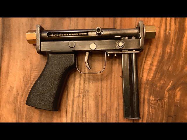 URU SUBMACHINE GUN  NON- FIRING DUMMY. DETAILS OF THE FUNCTION AND FIELD STRIP