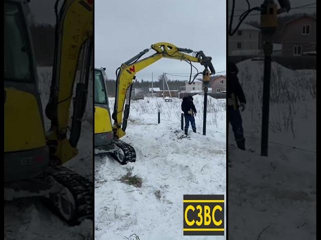 Установка винтовых свай мини-экскаватором (техникой). Зима, Санкт-Петербург.