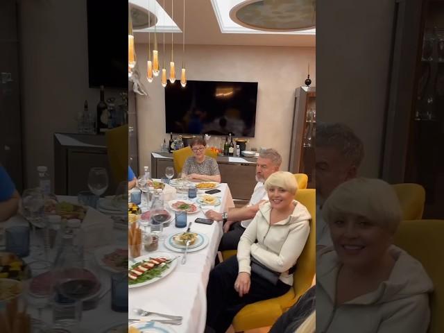 Леонида Агутина и Анжелику Варум после концерта в Ижевске угощали домашней селедкой под шубой