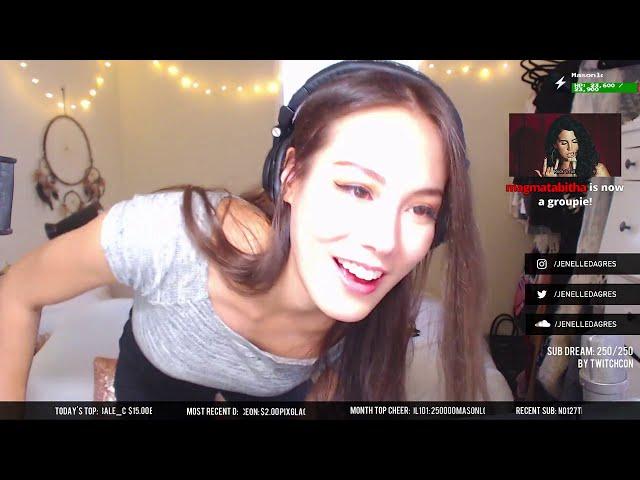 Indiefoxx Flashes on Stream