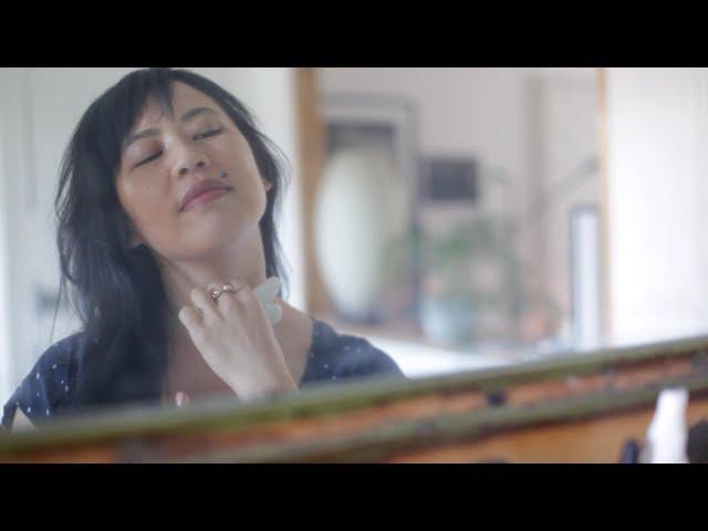 Facial Gua Sha: working on your neck