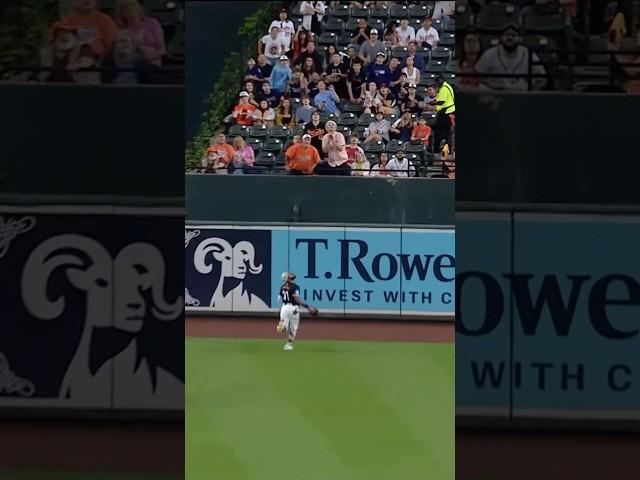An AMAZING catch by Cedric Mullins