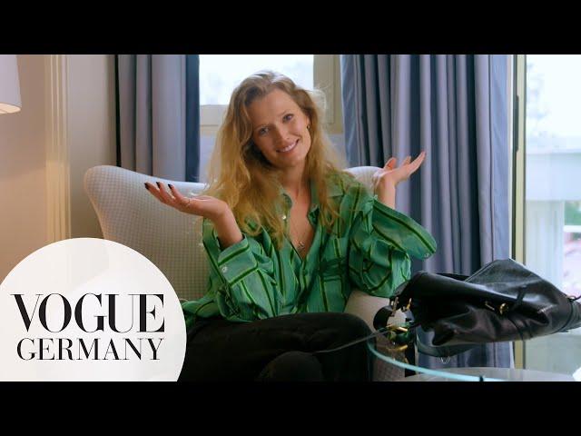 Toni Garrn öffnet ihre Tasche – mit Hausmeister-Schlüsselbund & Andenken an Oma | In The Bag | VOGUE