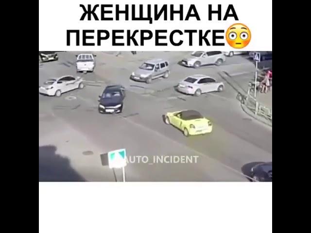 ДЕВУШКА ЗА РУЛЁМ ЕЗДИТ КАК ХОЧЕТ.