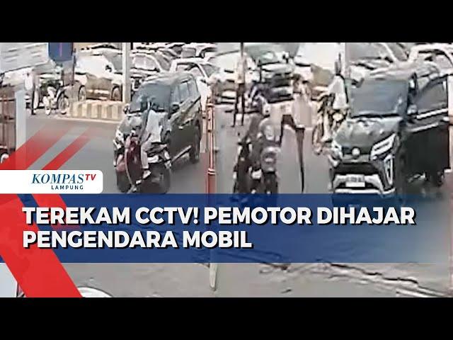 Terekam Cctv! Pemotor Dihajar Pengendara Mobil