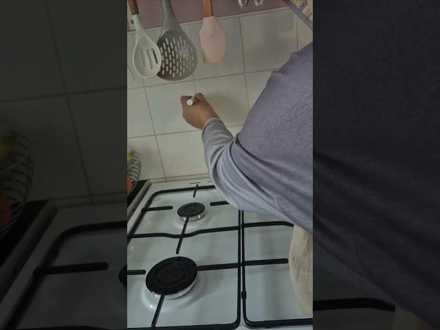 Cleaning & decluttering my kitchen surfaces & cooker #cleanwithme #cleaningmotivation #cleaning