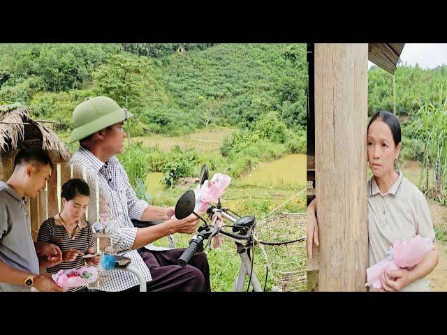 The disabled husband silently came to give his ex-wife flowers