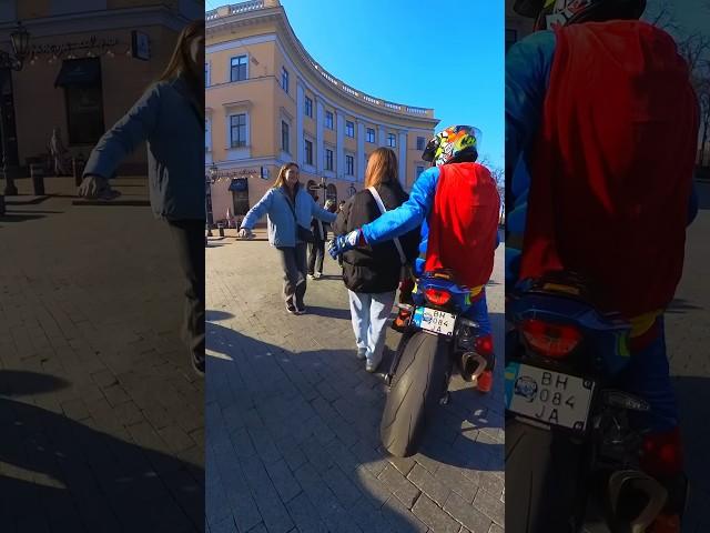 Милые девушки стеснялись подойти, что бы сделать фото #мото #cutegirl #motorcycle #reaction