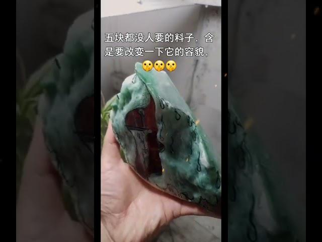 斑斓翠珠宝品牌专注于顶级翡翠私人订制，助力每一位尊贵的客人为其打造大户人家的压箱宝。