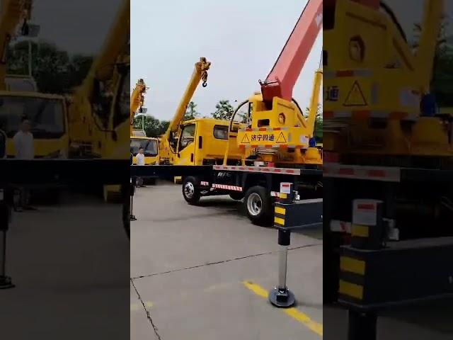 Come and see, is this a good test drive? The 30-meter boom lifts 1 ton, and 2 of the 4 legs are bent