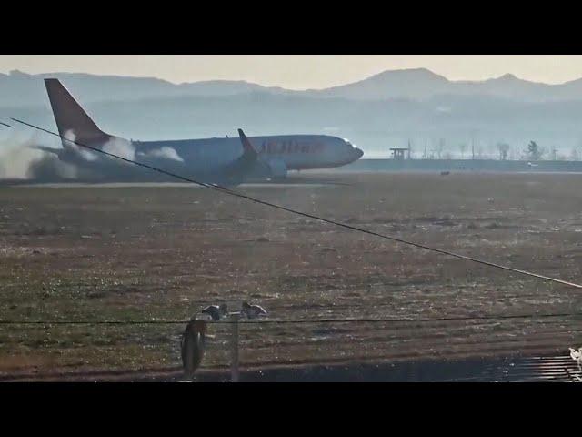 COREA DEL SUD, aereo esce di pista ed esplode: le immagini dello schianto