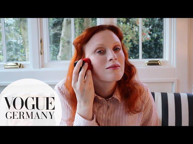 Supermodel Karen Elson zeigt den perfekten Look fürs Homeoffice | My Beauty Tips | VOGUE Germany