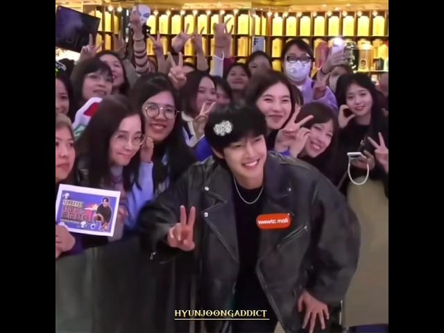 sometimes he's kinda pocket sized cutie  #kimhyunjoong #hyunjoongaddict #henecia