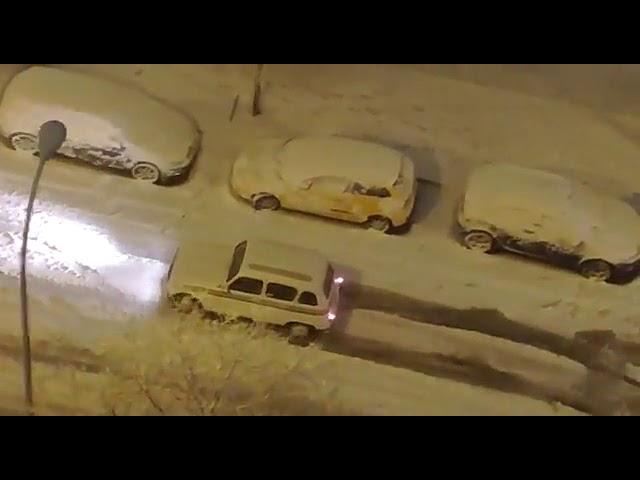 Quando una Renault 4 del 1960 umilia sulla neve un SUV del 2010 - gennaio 2020