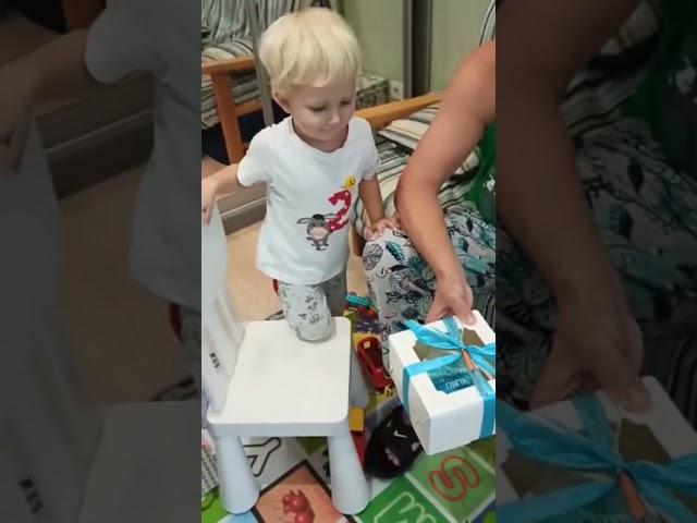 Семён поздравляет папу с праздником./День отца. Pusiklife.