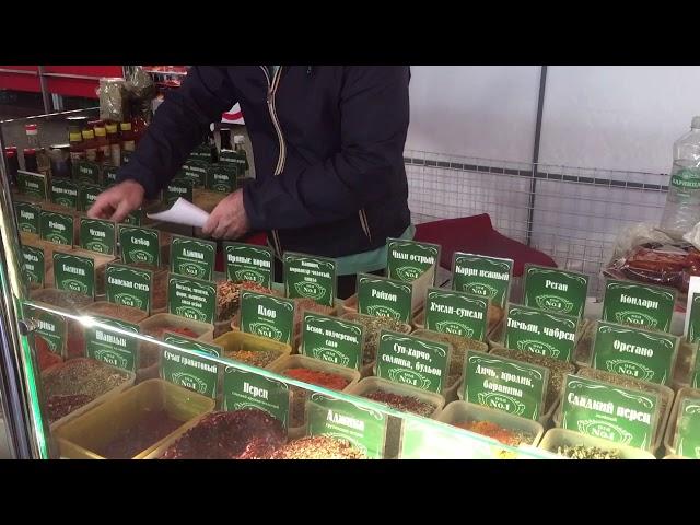 Spicery seller at the market in Bendery, Transnistria. Продавец специй на зеленом рынке в Бендерах