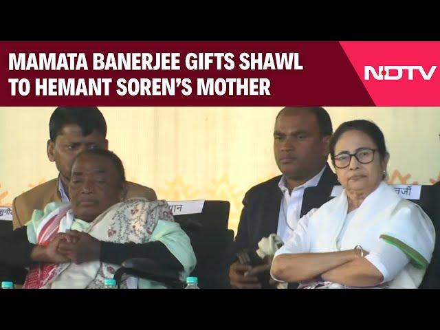 Mamata Banerjee Gifts Shawl To Hemant Soren’s Mother As She Arrives For Oath Taking Ceremony