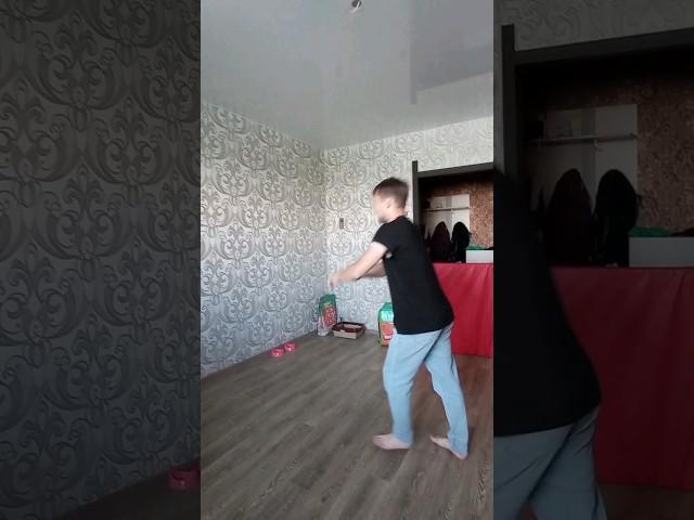 Пятки отбил . Сальто от стены дома #backflip #wallflip