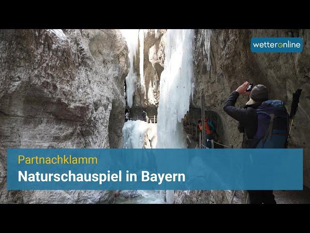 Eiszeit in der Partnachklamm-Naturschauspiel lässt gigantische Eiszapfen in der Schlucht entstehen