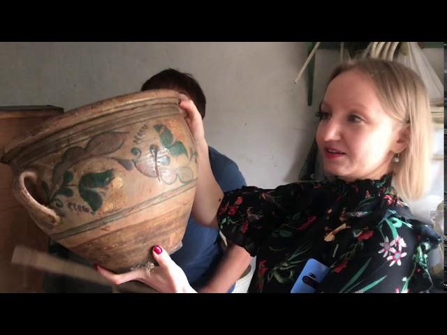 Ольга Іванівна Крижанівська передає скриню та інший реманент до проєкту "Баба Єлька"