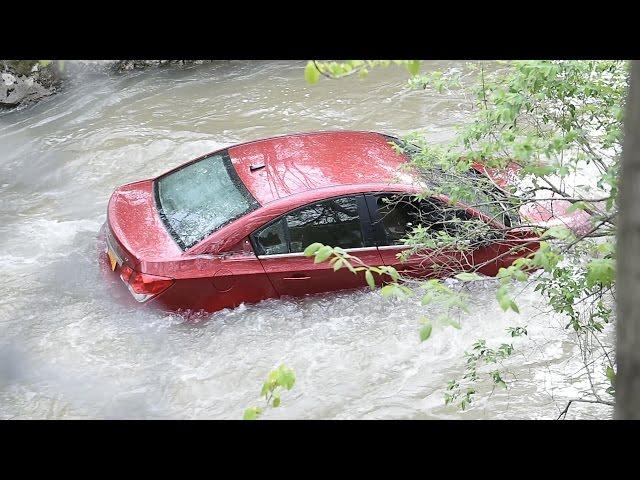 Car stuck in Onondaga Creek in Syracuse, NY (video)