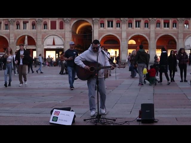 Artista di strada suona Wish You Were Here dei Pink Floyd